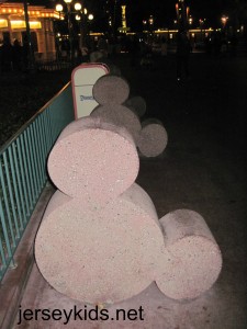 Aren't these benches cute? They're in the entrance area between the parks. 